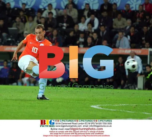 Holland's Wesley Sneider scores 4th goal vs France