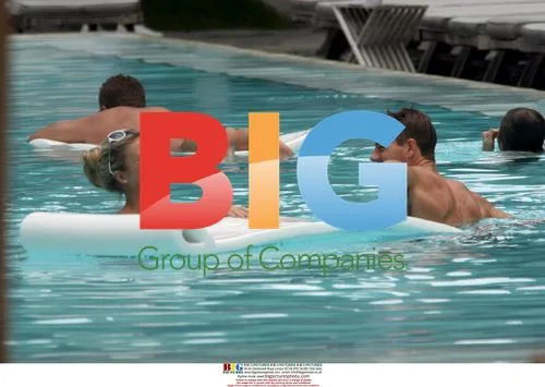Steve Gerrard and wife Alex in Miami pool