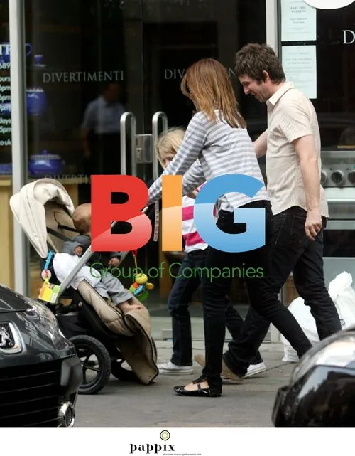 Oasis' Noel Gallagher & Family Out Shopping
