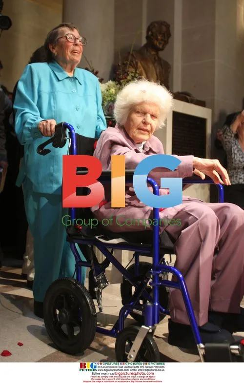 Gay activists Phyllis Lyon and Del Martin get married