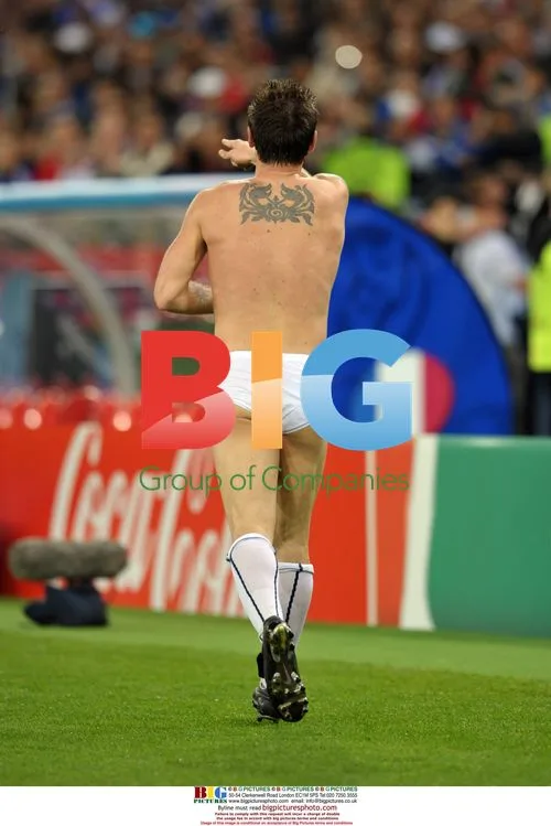 Antonio Cassano loses shorts celebrating Italy win