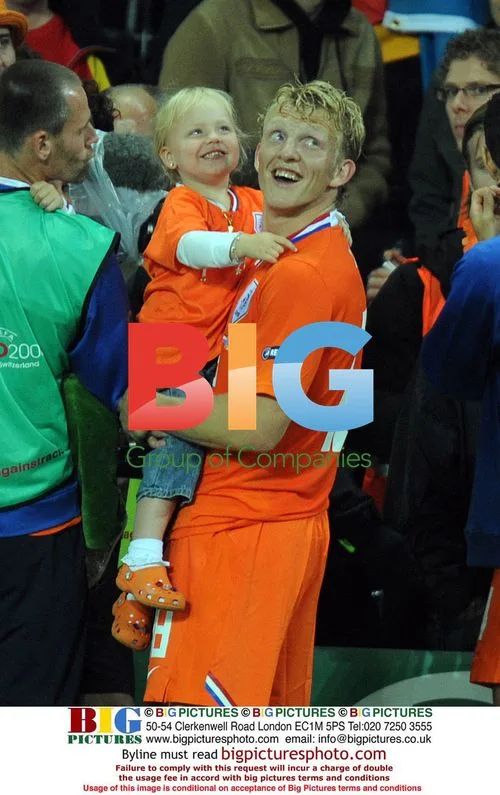 Dirk Kuyt celebrates Euro 2008 win with daughter