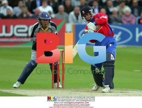 Essex opener Jason Gallian smashes boundary