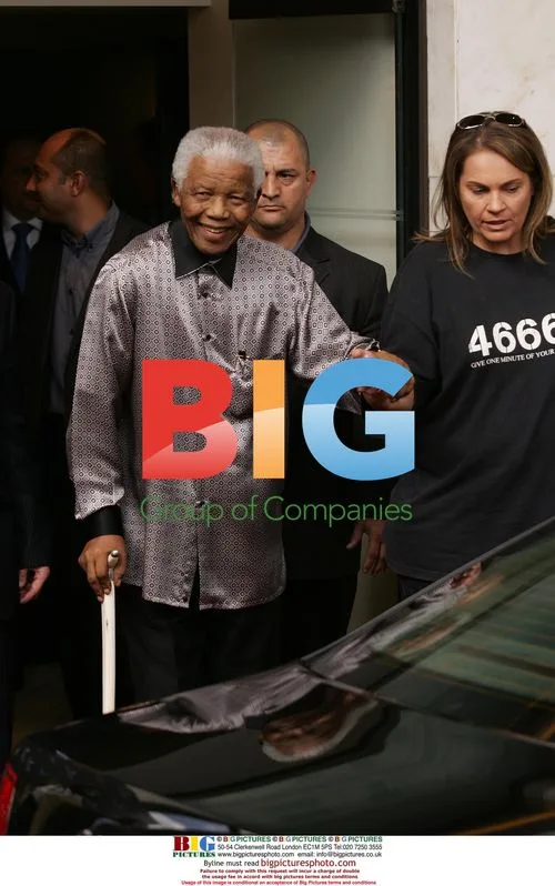 Nelson Mandela leaves London hotel after photoshoot