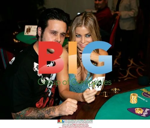 Carmen Electra plays Blackjack at casino