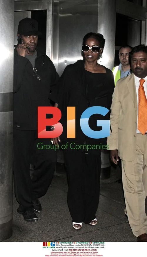 Denzel Washington and wife land at LAX