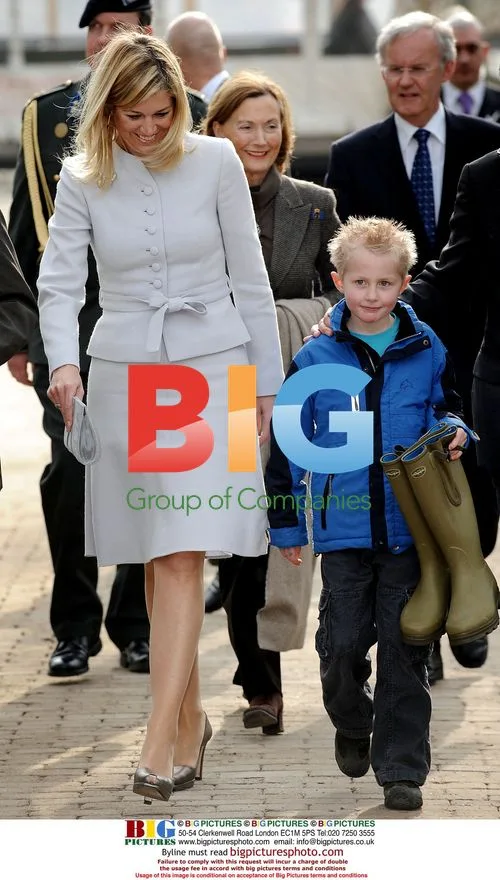 Princess Maxima buries time capsules with children