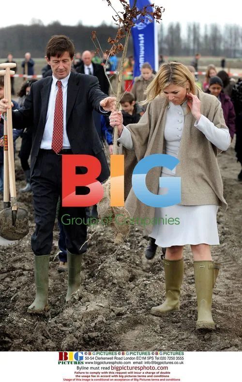 Princess Maxima buries time capsules with children
