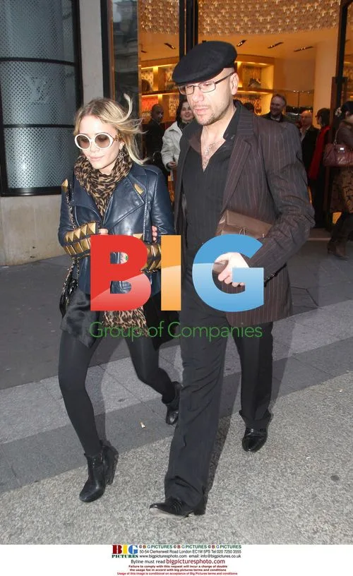 Olsen Twins Shop and Relax in Paris
