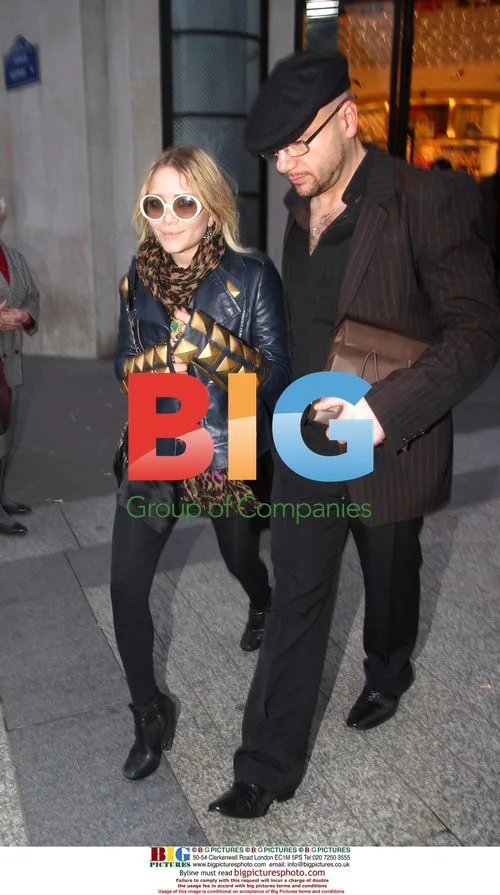 Olsen Twins Go Shopping, Ashley Drinks at Starbucks