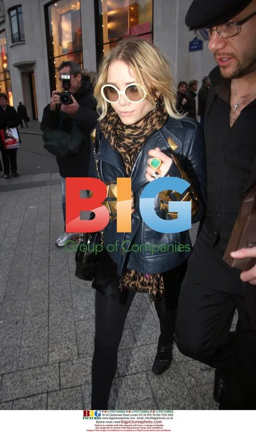 Olsen Twins Shopping & Starbucks in Paris