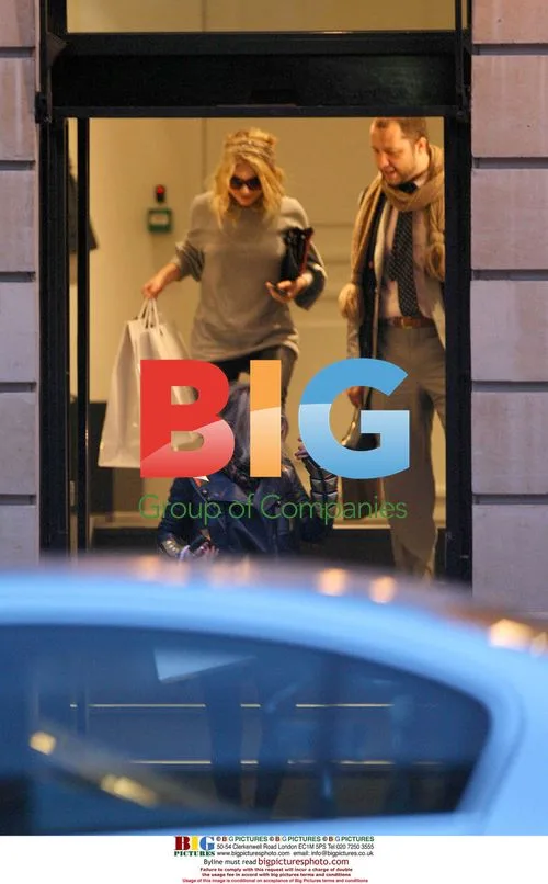 Olsen Twins Shopping and Starbucks in Paris