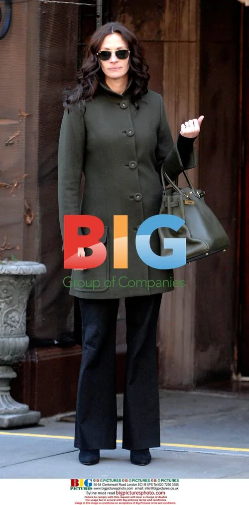 Julia Roberts Walks to Meet Clive Owen for 'Duplicity' Rehearsal
