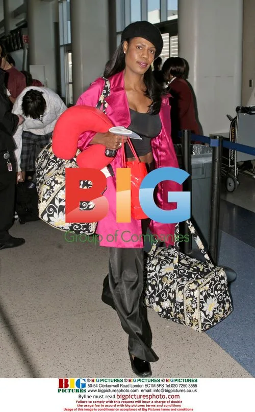 Omarosa Departs LAX in Colorful Outfit