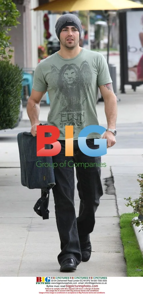 Jesse Metcalfe has working brunch at Eat Well cafe