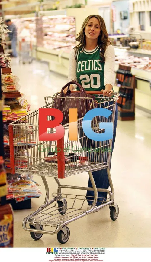 Jennifer Love Hewitt Grocery Shopping