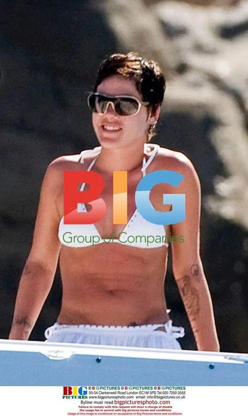 Pink's solo yacht trip in Mexico