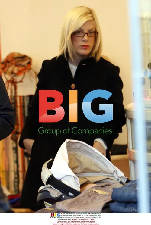 Tori Spelling and Dean McDermott with son Liam shopping