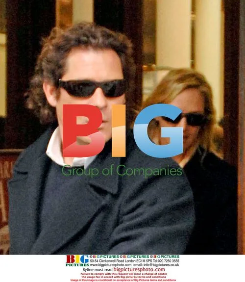 Uma Thurman and Arpad Busson kiss at Barnes & Noble
