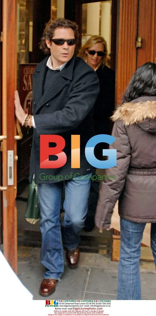 Uma Thurman and Arpad Busson Kissing at Barnes & Noble