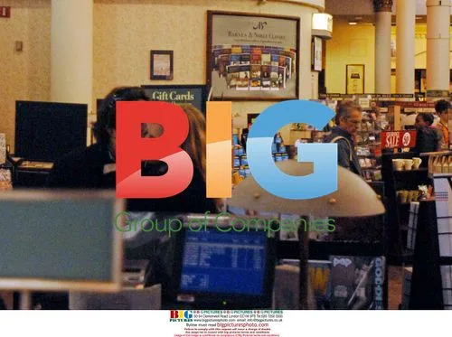 Uma Thurman and Arpad Busson Kiss in Barnes & Noble