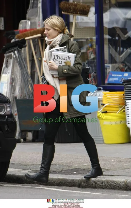 Gwyneth Paltrow Stops for Coffee in London