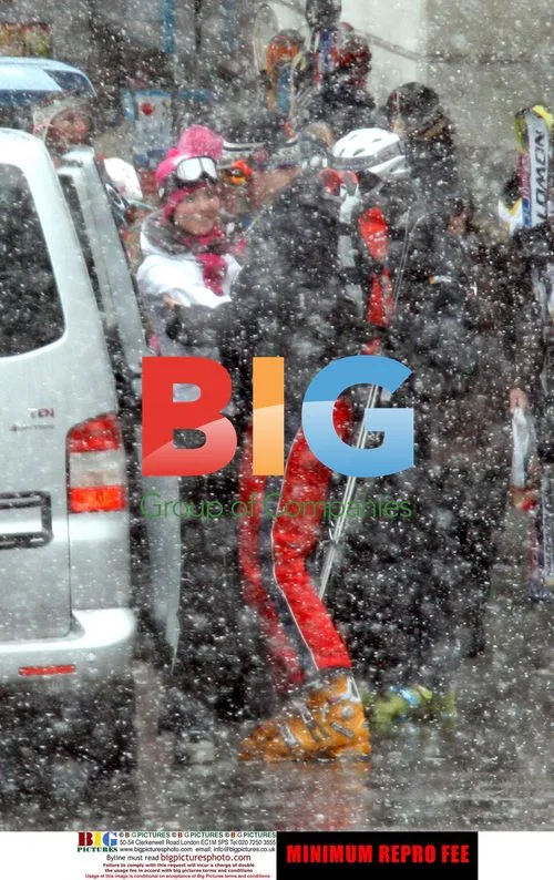 Prince William protects Kate Middleton during snow storm