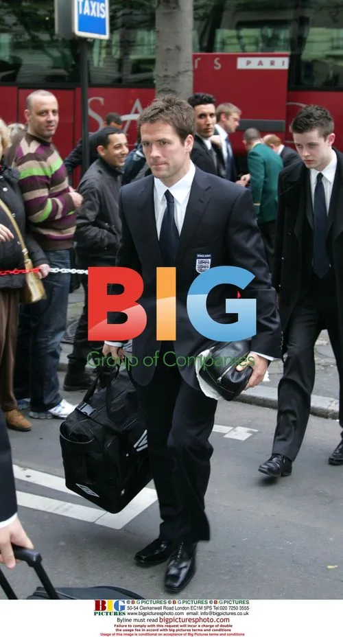 England national team arrive in Paris