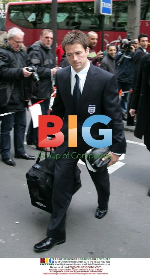 England National Team Arrives in Paris