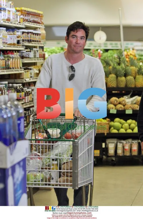 Dean Cain shopping for produce