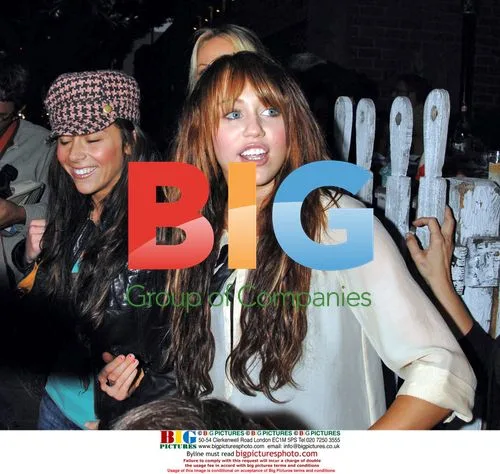 Miley Cyrus goes shopping with friends
