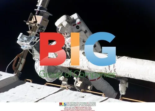 Astronaut Mike Foreman ties down Orbiter Boom Sensor System