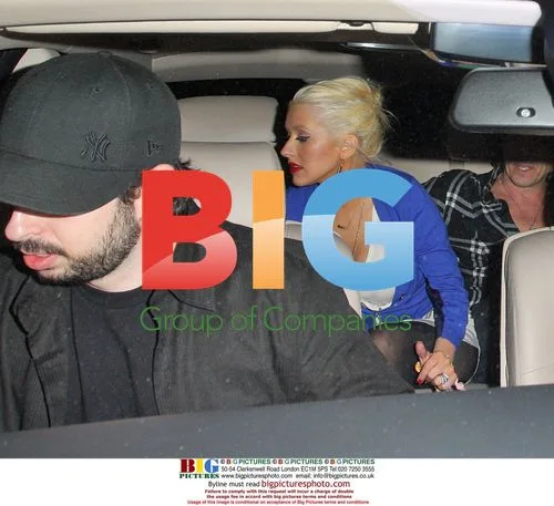 Christina Aguilera leaves bar with friends