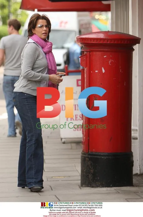 Pregnant FIVE News presenter Natasha Kaplinsky running errands