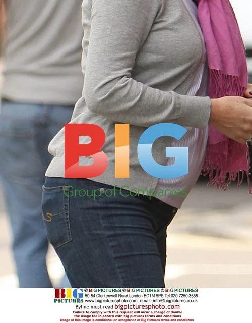 Pregnant Natasha Kaplinsky Running Errands