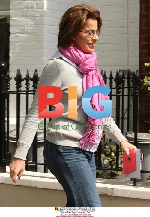 Pregnant FIVE News presenter Natasha Kaplinsky running errands