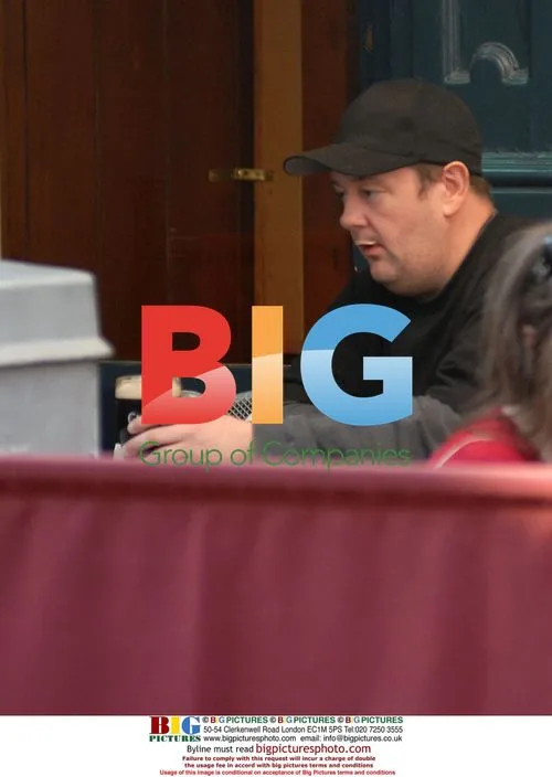 Comedian Johnny Vegas enjoys drinks, gives to homeless