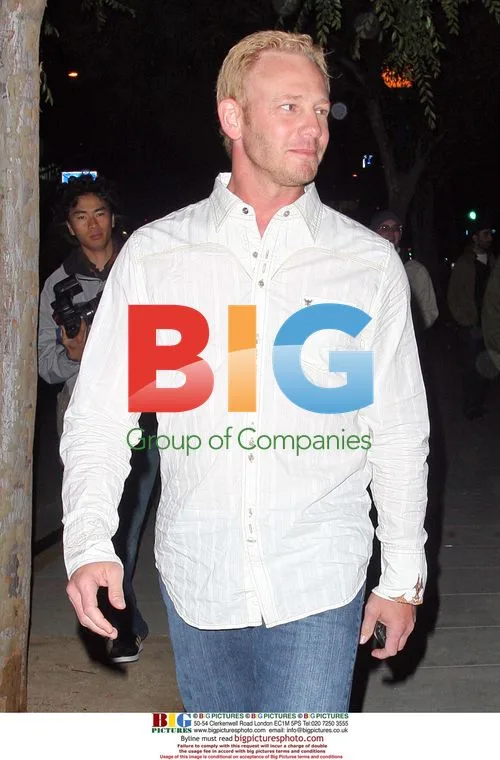 Ian Ziering leaves bar with pals