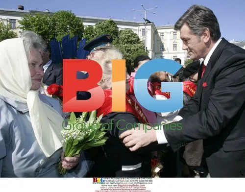 Yushchenko Honors WWII Veterans in Kiev Parade