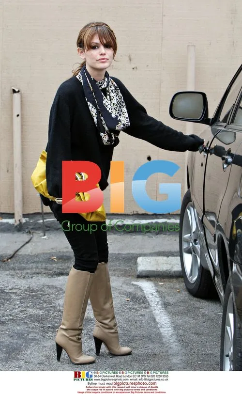 Rachel Bilson Grabs Lunch