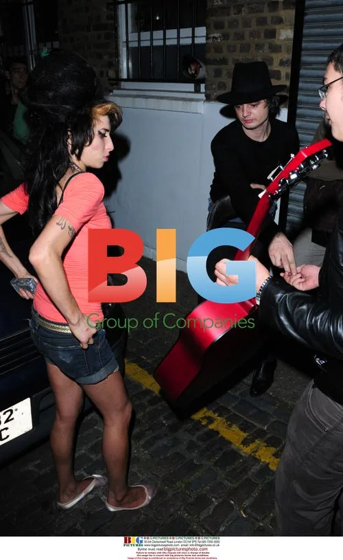 Amy Winehouse and Pete Doherty at her home