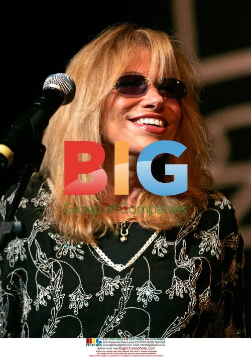 Carly Simon Performs Benefit Concert