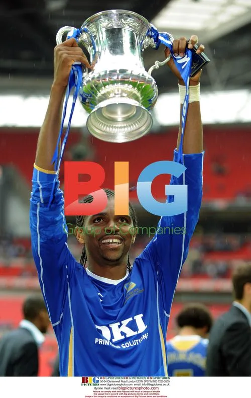 Kanu at 2008 FA Cup Final