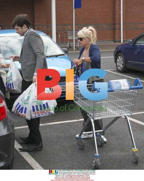 Lily Allen and Mark Ronson Shopping at Tesco