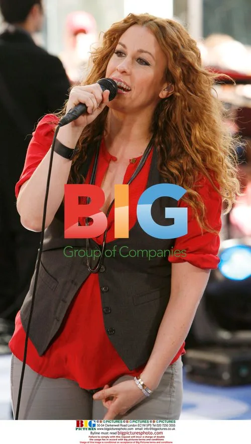 Alanis Morissette performs live on Today Show