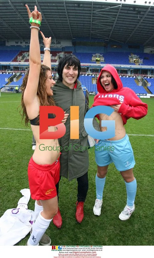 Noel Fielding with two girls at Celebrity Soccer Six