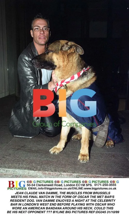 Jean Claude Van Damme Meets Met Bar Dog