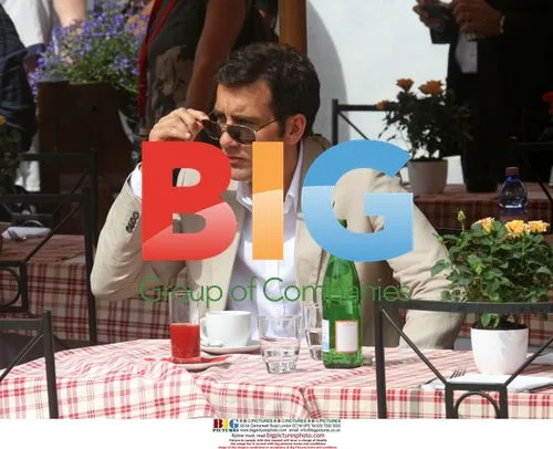 Clive Owen & Andrea Osvort on 'Duplicity' set