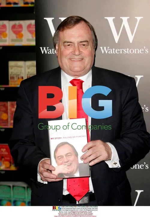 Former deputy PM signs memoir "PREZZA" in London