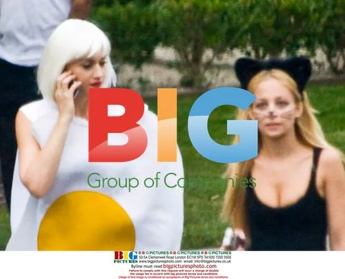 Nicole Ritchie and Gwen Stefani in Halloween costumes